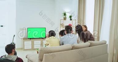 多民族朋友在宽敞的客厅里坐在沙发上聊天，看<strong>足球赛</strong>