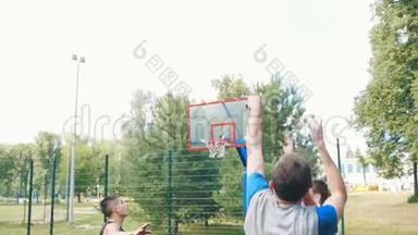 年轻人和朋友一起在球场上<strong>打篮球</strong>，扔球，丢篮