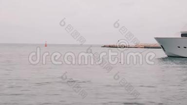 停泊在码头的白色豪华游艇。 宁静平静的地中海与码头。 美丽的豪华游艇停靠在码头。