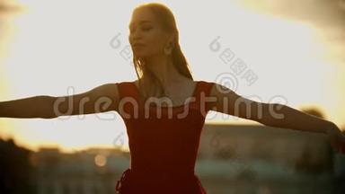 站在屋顶上的穿红衣服的年轻女子-表演芭蕾舞元素