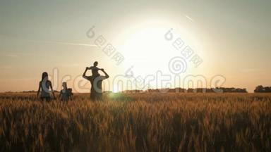在温暖的<strong>夏日</strong>傍晚，一家人在<strong>夕阳</strong>下的麦田里散步。 小儿子坐在父亲的肩上