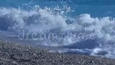 在炎热的夏天，海水湛蓝，海浪汹涌