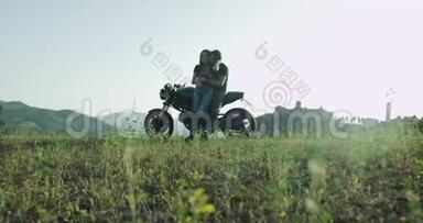 一对骑摩托车的年轻夫妇停在风景<strong>优</strong>美的地方，一起<strong>享</strong>受时光。