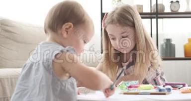 小女孩在家用彩色铅笔画画