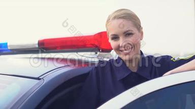 微笑的巡警女人看着镜头，保护城市的法律秩序