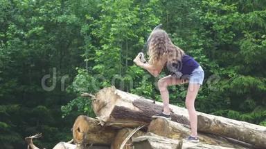 女孩用<strong>砍刀</strong>砍树