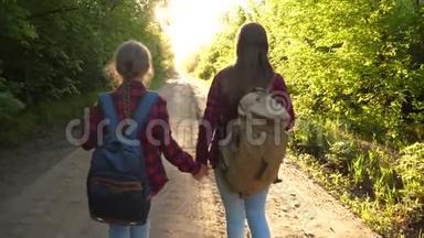 徒步<strong>旅行</strong>者女孩。 女孩带着背包在乡间公路上<strong>旅行</strong>。 女游客<strong>去</strong>看日落。 假期快乐的家庭
