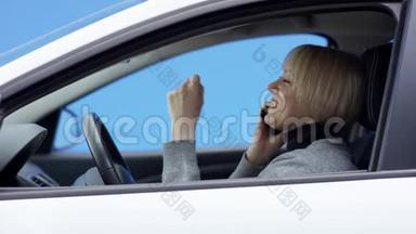 金发的快乐女人穿着休闲装，驾驶着绿色屏幕背景的汽车。 4.她正坐在车上喝着酒