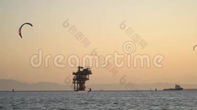 日落时分，基瑟夫正在海上<strong>乘风破浪</strong>，身后是石油钻井平台