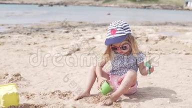 孩子玩沙子。 小女孩在海滩上玩耍