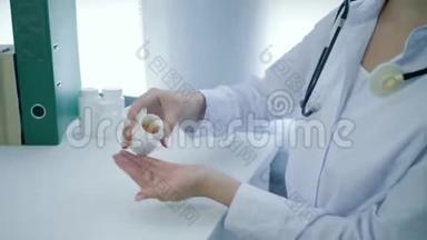 营养师的双手打开一瓶维生素，将黄色的圆形药丸倒入白色桌子上的手掌中