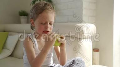 6岁男孩吃绿苹果，试着拔掉<strong>宝宝</strong>的<strong>牙齿</strong>