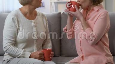 两名妇女喝茶，分享妇女的经验，提出生活建议