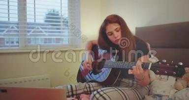 美丽的少年女孩在卧室里弹吉他，感觉很<strong>好</strong>，<strong>享受</strong>放学后的放松时光