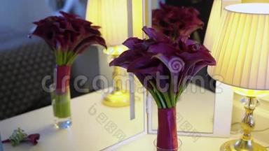 紫罗兰色紫色的花束。 新娘的婚礼花束。 <strong>新人</strong>的晨间准备.. 花卉