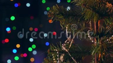 一个女孩正在圣诞<strong>树上</strong>挂着<strong>装饰</strong>圣诞的<strong>装饰</strong>品，特写镜头，在爸爸的发光二极管灯点亮