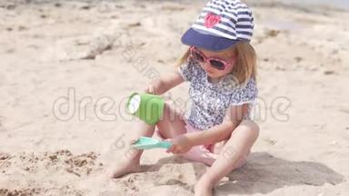 孩子玩沙子。 小女孩在海滩上玩耍