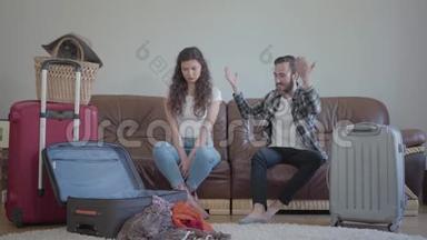 坐在沙发上靠在沙发上的时候，一个穿格子衬衫的蓄着胡子的年轻人和一个黑发的女孩在争吵