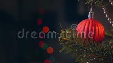 美丽的装饰圣诞树与悬挂的宝布尔和闪闪发光的<strong>LED</strong>串<strong>灯</strong>照明点在黑暗，黑色背景，麦克尔。