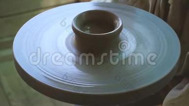 在车间制作小杯子或盘子的陶器雕刻师