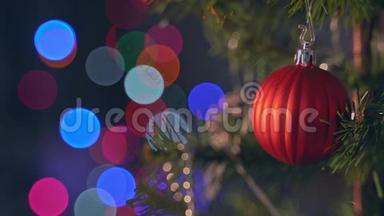 美丽的装饰圣诞树与悬挂的宝布尔和闪闪发光的<strong>LED</strong>串灯照明点在黑暗，黑色<strong>背景</strong>，麦克尔。
