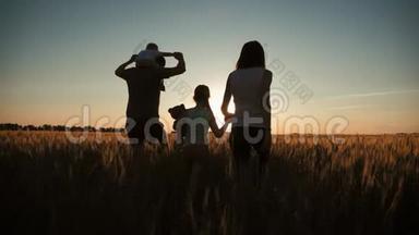在温暖的<strong>夏日</strong>傍晚，一家人在<strong>夕阳</strong>下的麦田里散步。 小儿子坐在父亲的肩上