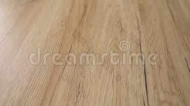 美观木地板新安装.. 地板是由<strong>天然</strong>橡木硬木和砂，并完成与<strong>天然</strong>透明地板。