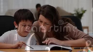 母亲帮儿子写作业，作业周围都是数学符号