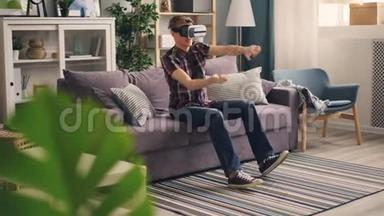 免费学生玩虚拟现实眼镜，坐在沙发上驾驶赛车，然后移动