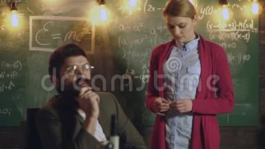 梦想中的老师和女学生旁边的篮板上写的公式。 教授参加数学考试。 教授