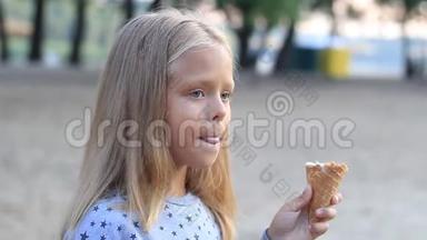 公园里的小女孩吃冰淇淋<strong>蛋筒</strong>特写