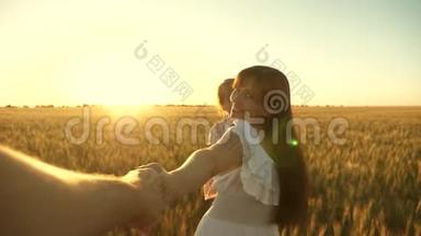 幸福的<strong>一家人</strong>牵着手跑过田野。 美丽的女孩带着<strong>女儿</strong>带着麦子走在田野上，抱着她