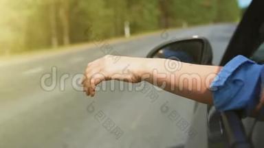 女人的手`<strong>车窗外</strong>。 暑假概念。