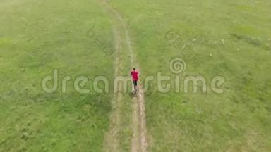 运动少年在草地上奔跑，空中镜头