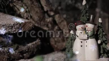 雪人在一座木房子的背景上，闪烁着灯光。