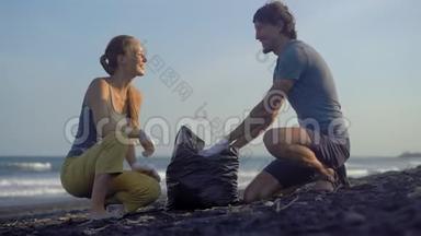 年轻夫妇用垃圾清理海滩