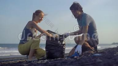 年轻夫妇用<strong>垃圾清理</strong>海滩