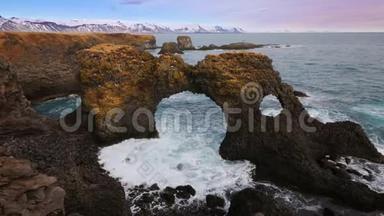 冰岛斯奈费尔斯纳半岛Arnarstapi自然岩门