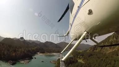 低空飞行直升机飞越山区河床。 小型<strong>轻型</strong>航空。 底部视图