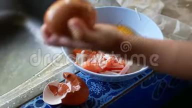 小宝宝`他的手在家里学着打鸡蛋做螃蟹棒煎蛋卷