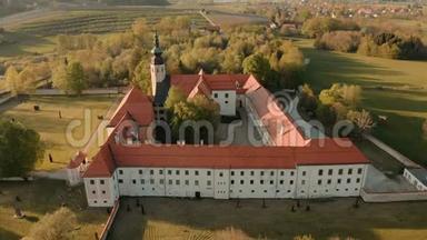 Cistercian修道院的空中镜头，Kostanjevica na Krki，原名为Kostanjevica城堡，斯洛文尼亚，