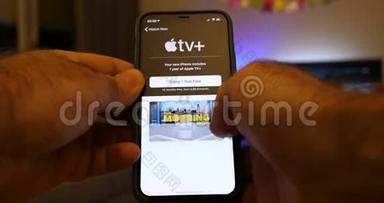 男子设置最新的苹果电视加流媒体点播服务iPhone