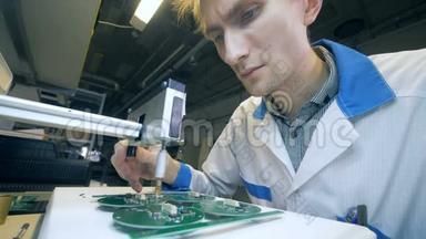 一名工人焊接芯片，微电路，微芯片，<strong>集成</strong>电路..