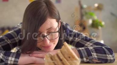 面筋不耐受的概念.. 一个年轻女孩看着会引起过敏的面包