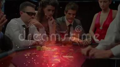 扑克玩家围绕在扑克桌上，前景中有灯光效果的动画