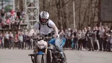 摩托车手在打开车展时把自行车放在车的侧面。 精彩的表演。