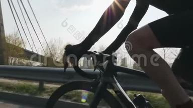 男子骑自行车和换<strong>挡</strong>。 阳光照耀，背景上有桥。 关闭后续射击。 自行车的概念。 慢慢