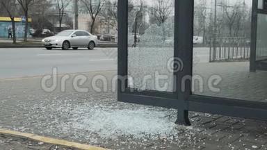 公共交通车站的碎玻璃。 城市中的破坏活动