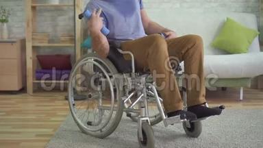 意志坚强，<strong>瘫痪</strong>的男人在轮椅上流汗，做运动，