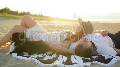 恋爱中的情侣浪漫地躺在太阳底下。 他们看起来一起度过蜜月。